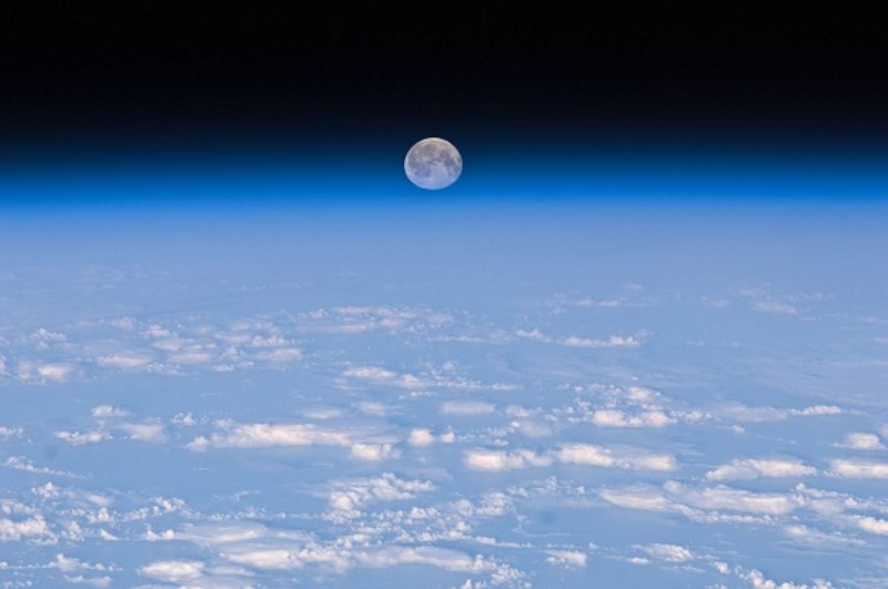 maan vanuit de iss