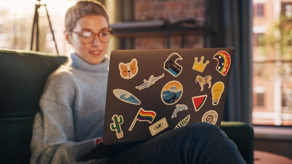 laptop met stickers