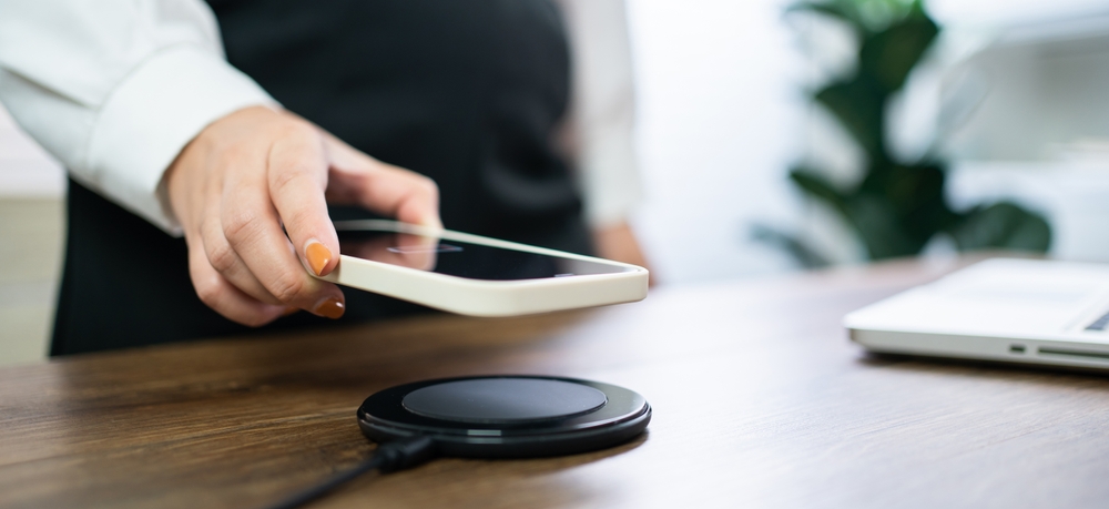 Charging,Mobile,Phone,Battery,With,Wireless,Charging,Device,In,The
