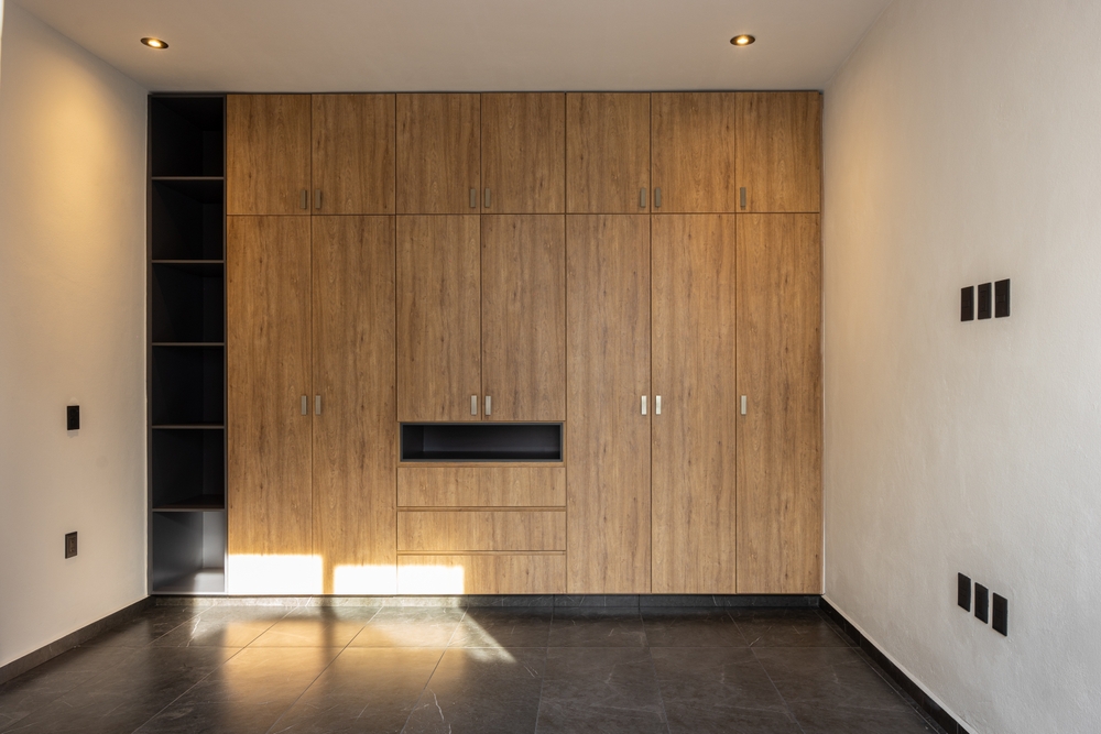 Maple,Wood,Closet,In,The,Bedroom,Of,A,Modern,House.