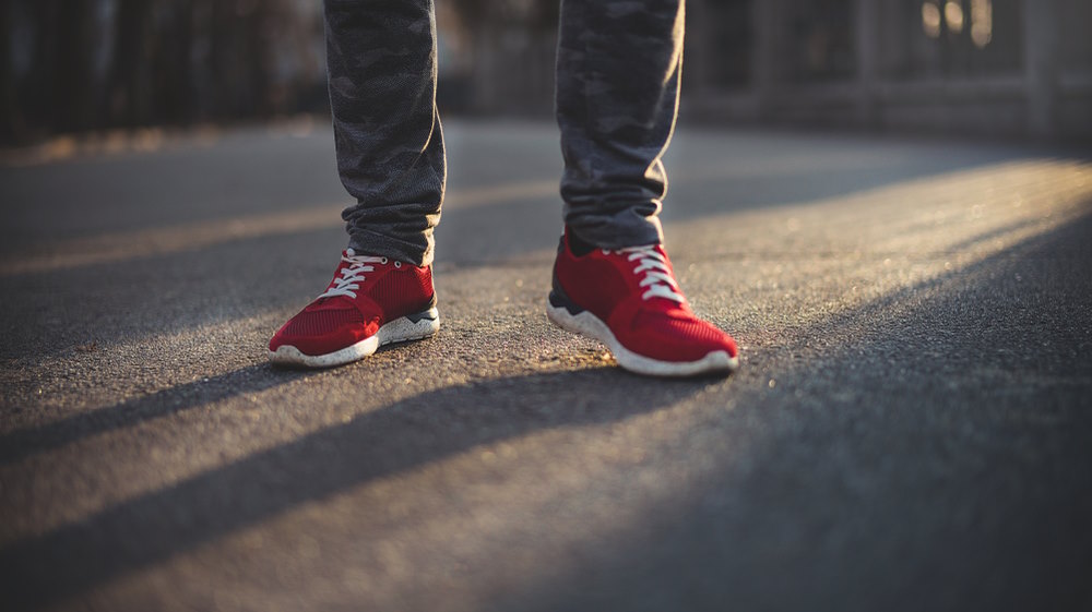 gekleurde sneakers