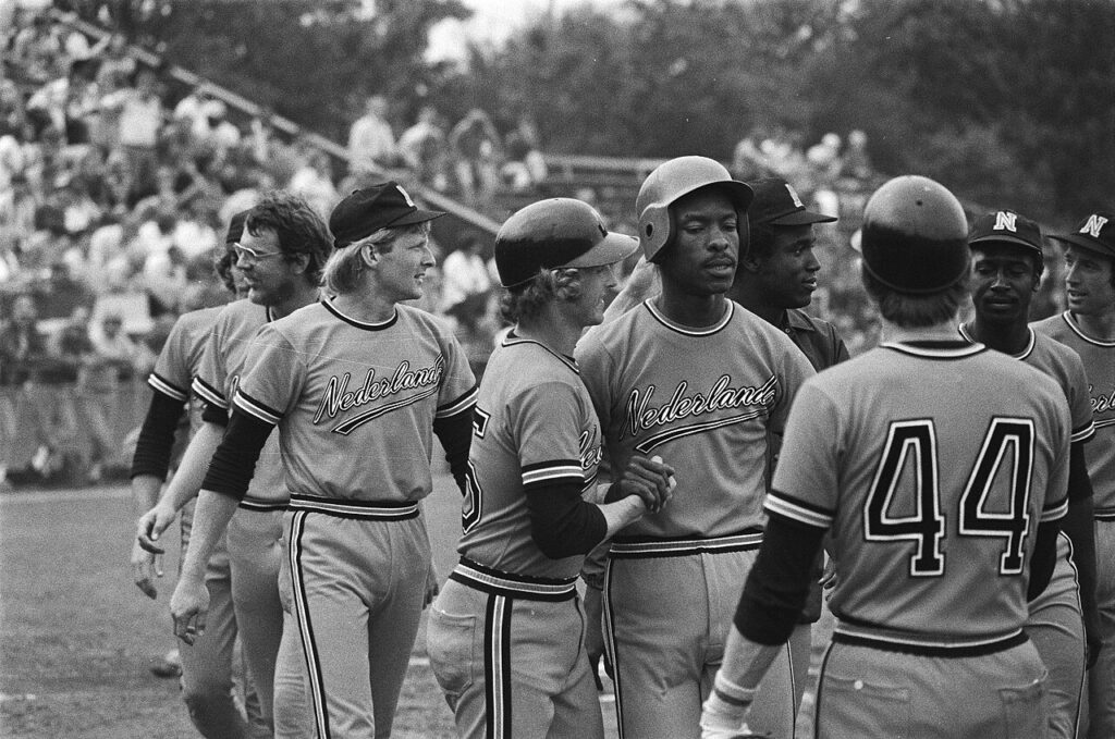EK honkbal in Haarlem Nederland tegen Belgie Richardson (midden) wordt gefelici, Bestanddeelnr 929 2805
