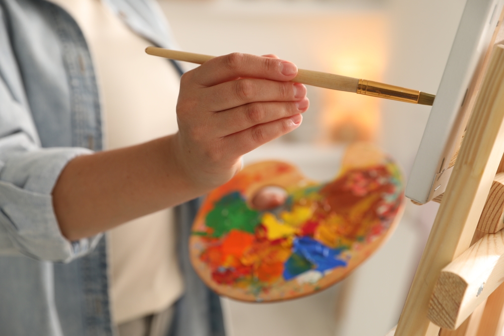 Woman,Holding,Brush,And,Palette,Painting,On,Easel,With,Canvas Woman,Holding,Brush,And,Palette,Painting,On,Easel,With,Canvas