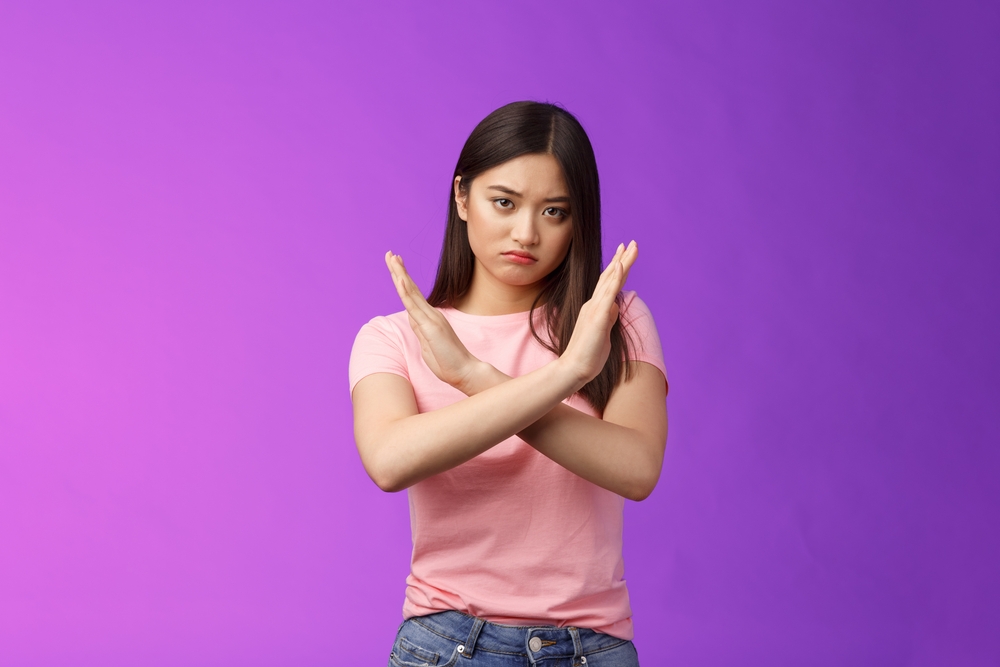 10 Taboes die handig zijn om als reiziger te kennen Serious looking,Annoyed,Fed,Up,Asian,Girl,Demand,Stop,,Make,Arm