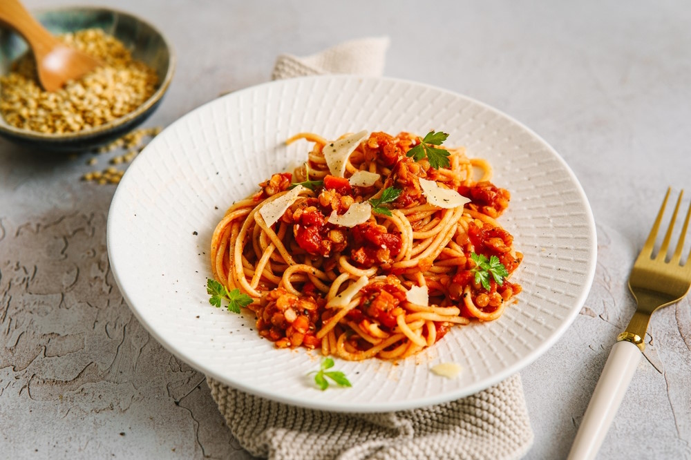 Linzen in de pastasaus